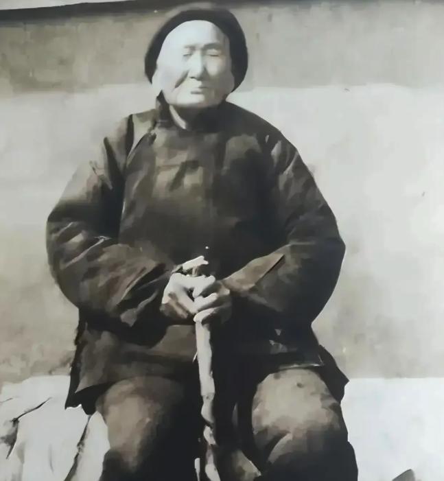 1941年，一位老妇人请“汉奸”侄子吃饭，突然压低声音道“孩子，给我弄300发子