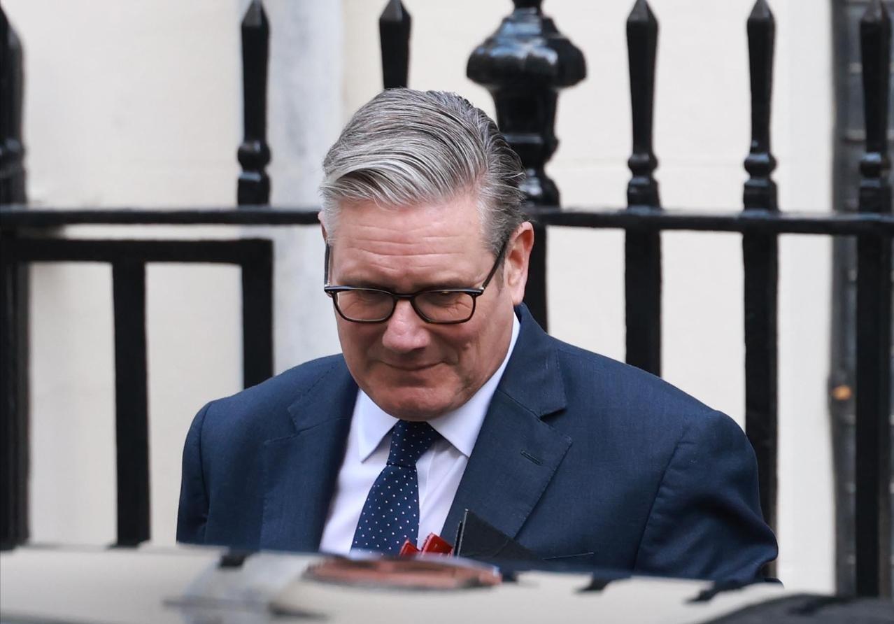 英国首相斯塔默到达北京前，先给中国一个“下马威”，他下令推迟了中国在英国建风