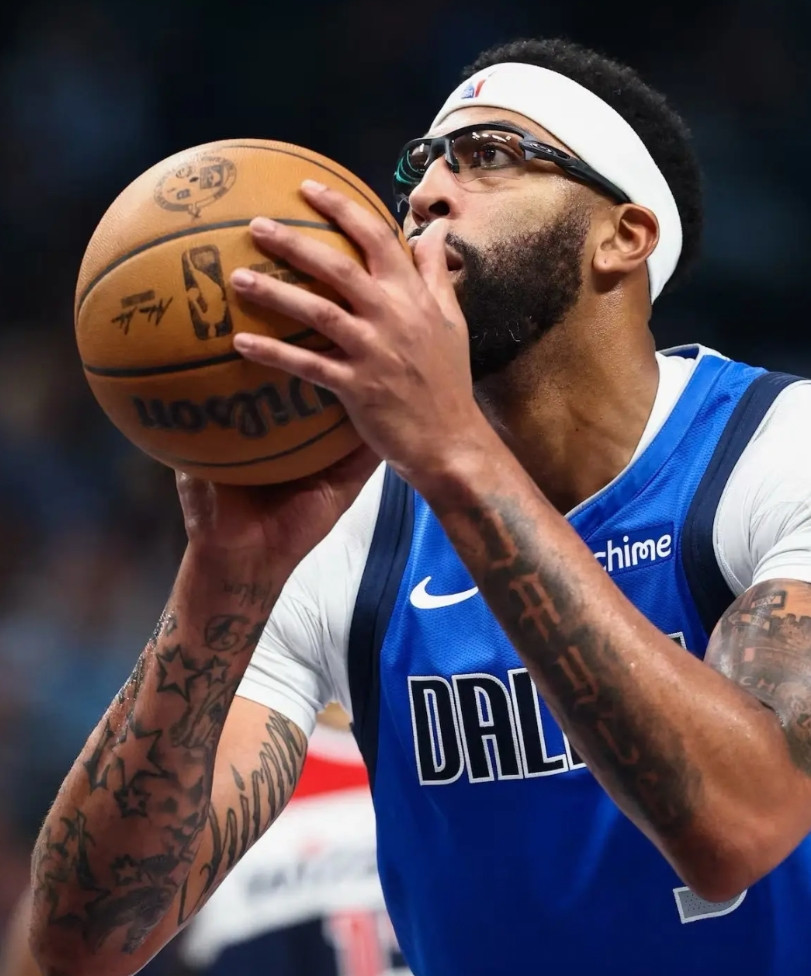 原来是独行侠上赶着要库明加，而不是勇士非得要戴维斯啊！据名记SamAmic