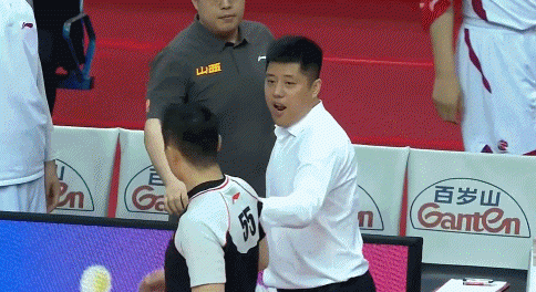 潘江或被禁赛追罚！因为不满意裁判的判罚，潘江在球场上与现场裁判出现争执！结果裁