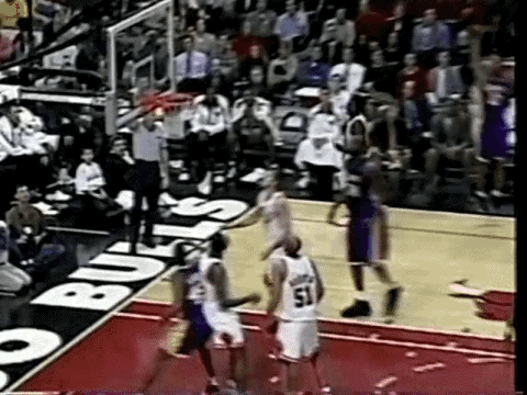 8号的科比天赋不逊乔丹，三大平筐扣篮证明一切！难怪乔丹说“单挑我可以击败所有人