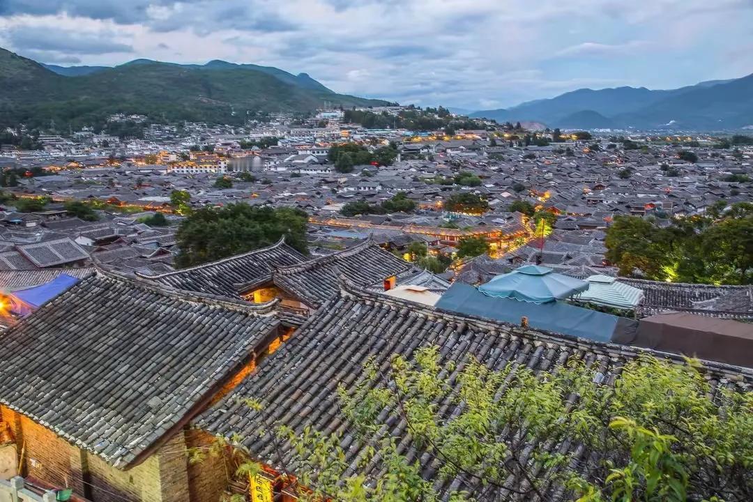 丽江古城也准备收费了。从8月1号开始，门票50块钱。美其名曰古城保护修缮费。