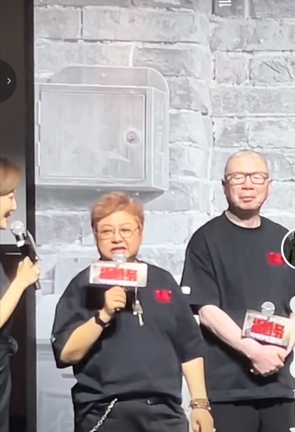 冯小刚这类大导演也要学会“跪下来要饭”了。时代变了，大导的滤镜不好使了！