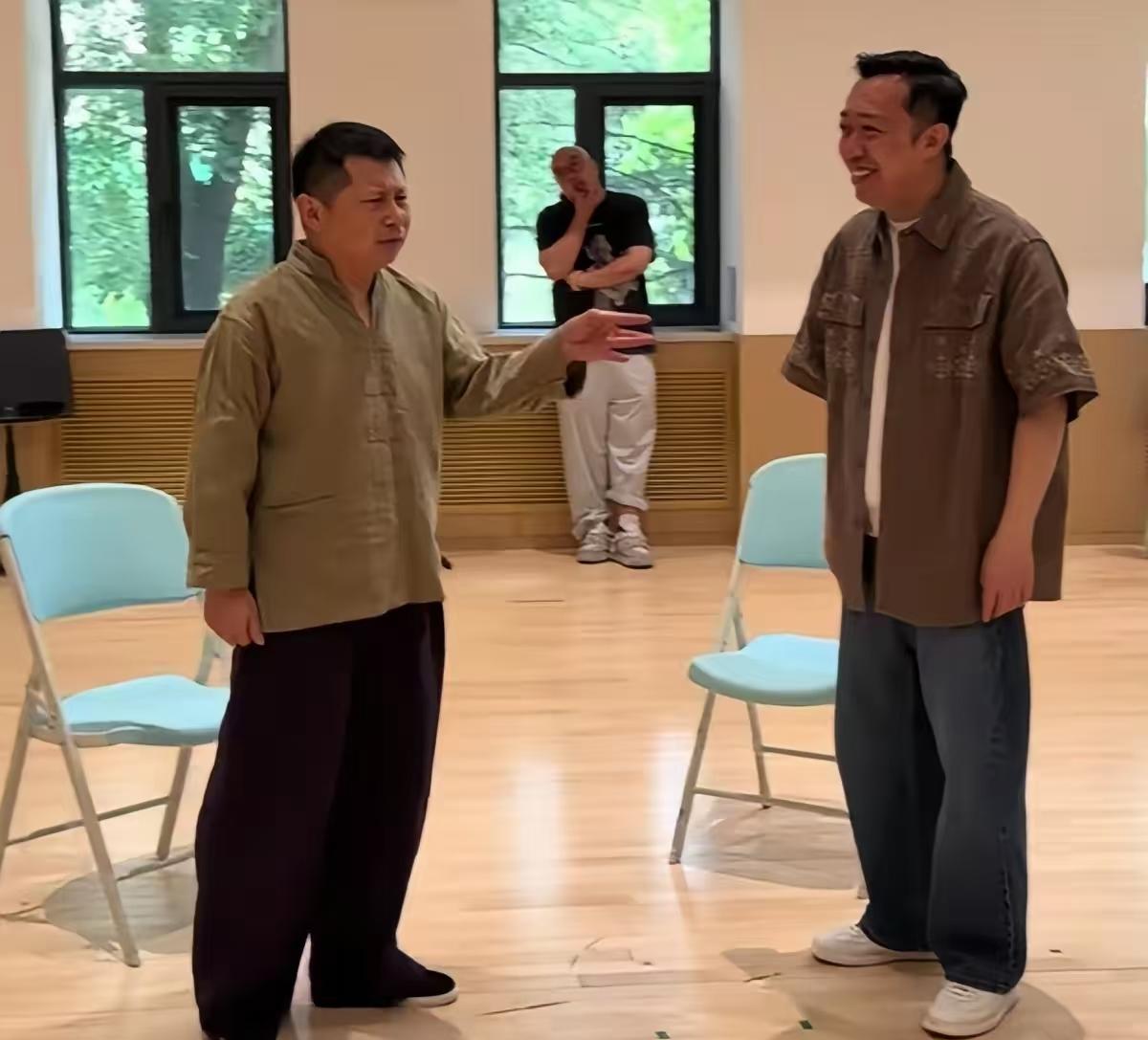 近日，何云伟与李菁在一起排练京剧《龙凤呈祥》，还是看着他们俩在一起舒服，毕竟是老