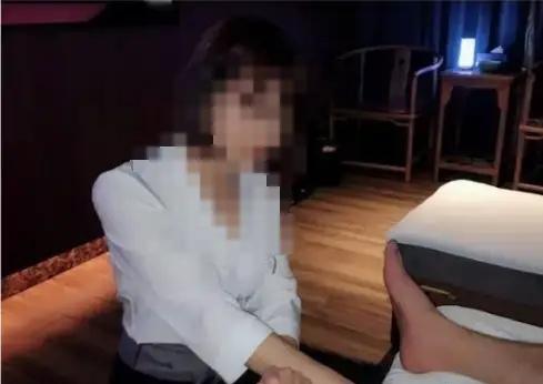 北京，一男子走进一家足浴店，当时点了两个女技师给他服务，接着男子就开始享受全身的