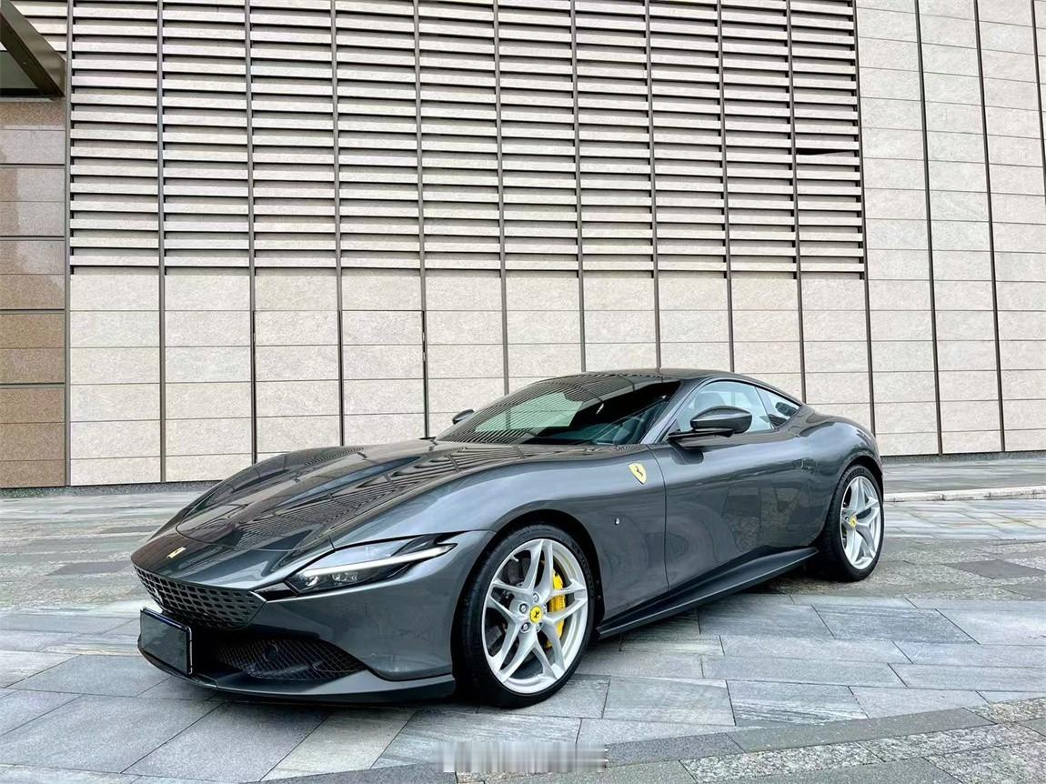 不到200万的法拉利Roma2021年10月上牌，目前仪表里程17000公里配
