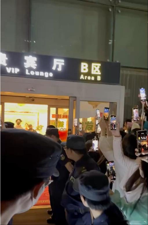 张凌赫戛纳回国接机现场人气张凌赫戛纳回国人气张凌赫戛纳归来首现济南机场！面对临