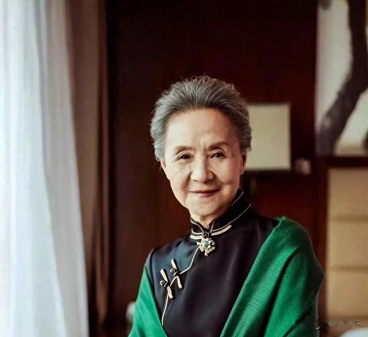 别再吹87岁吴彦姝的优雅了，你根本不知道，她家连吃饭筷子放哪儿、走路裙摆多高，都