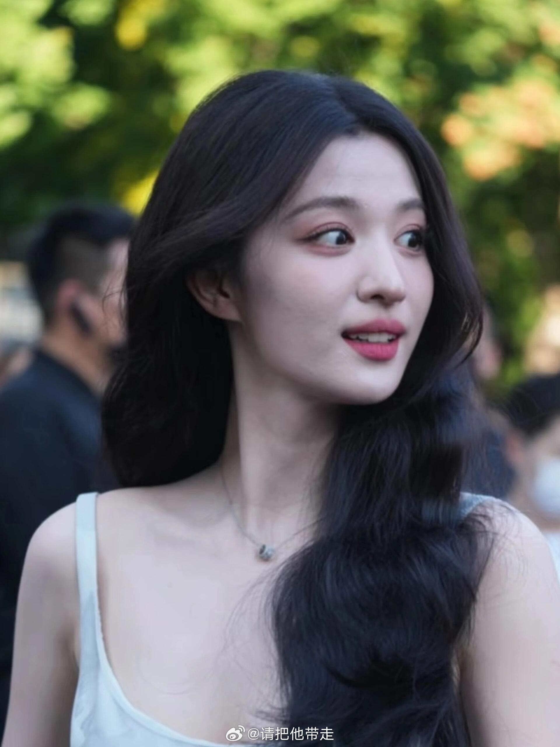王楚然说方言面相没变方言都说的这么可爱，软乎乎的，可惜我一句没听懂，全程盯着她