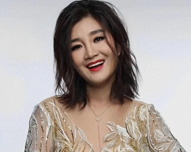 降央卓玛的歌还是挺受人欢迎的，文艺界也是个残酷的战争，能让人一夜成名，也能让你一