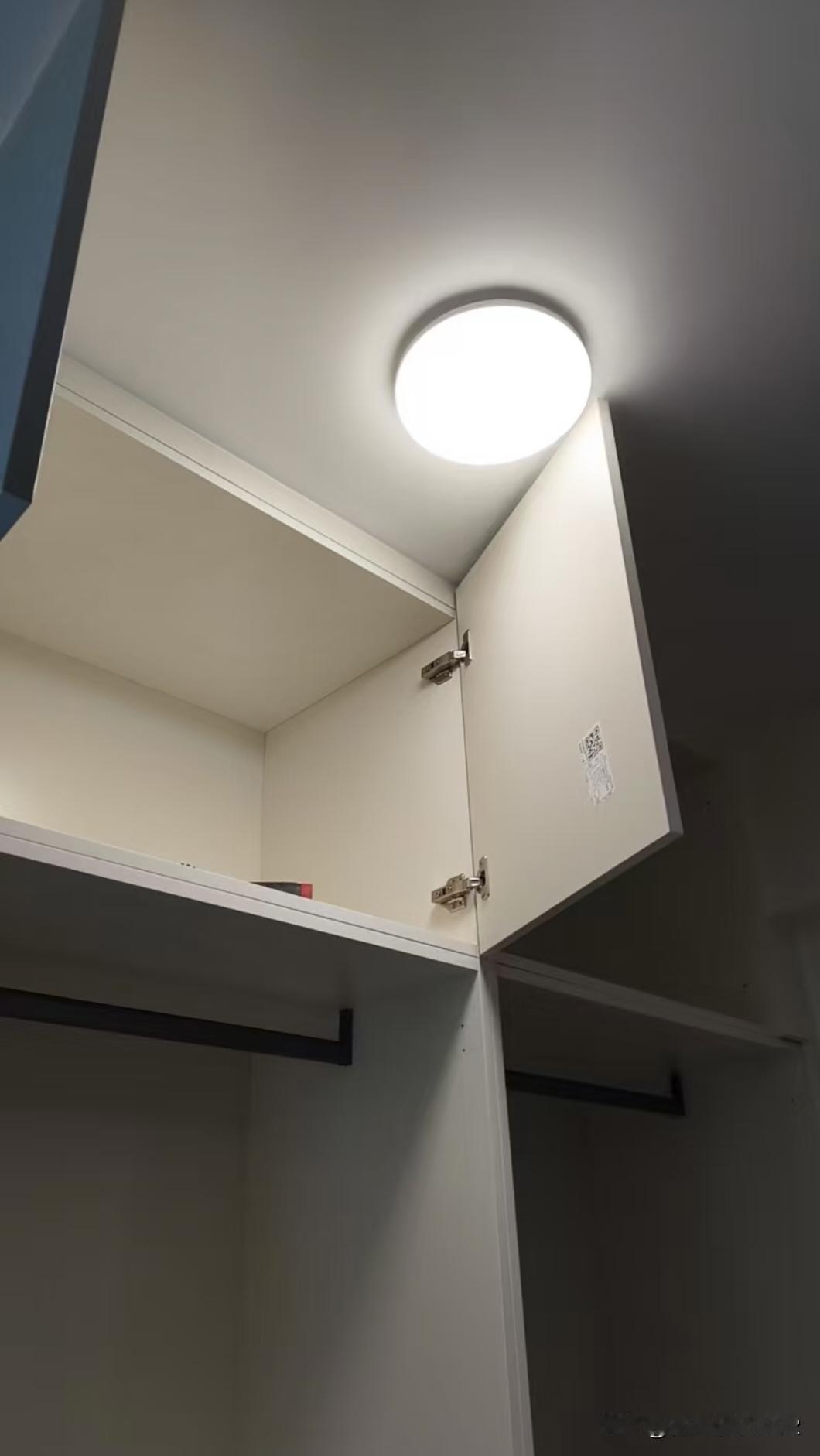 灯与柜门进退两难。如果改柜门呢，把柜门上面裁一点，我觉得应该碰不到灯了