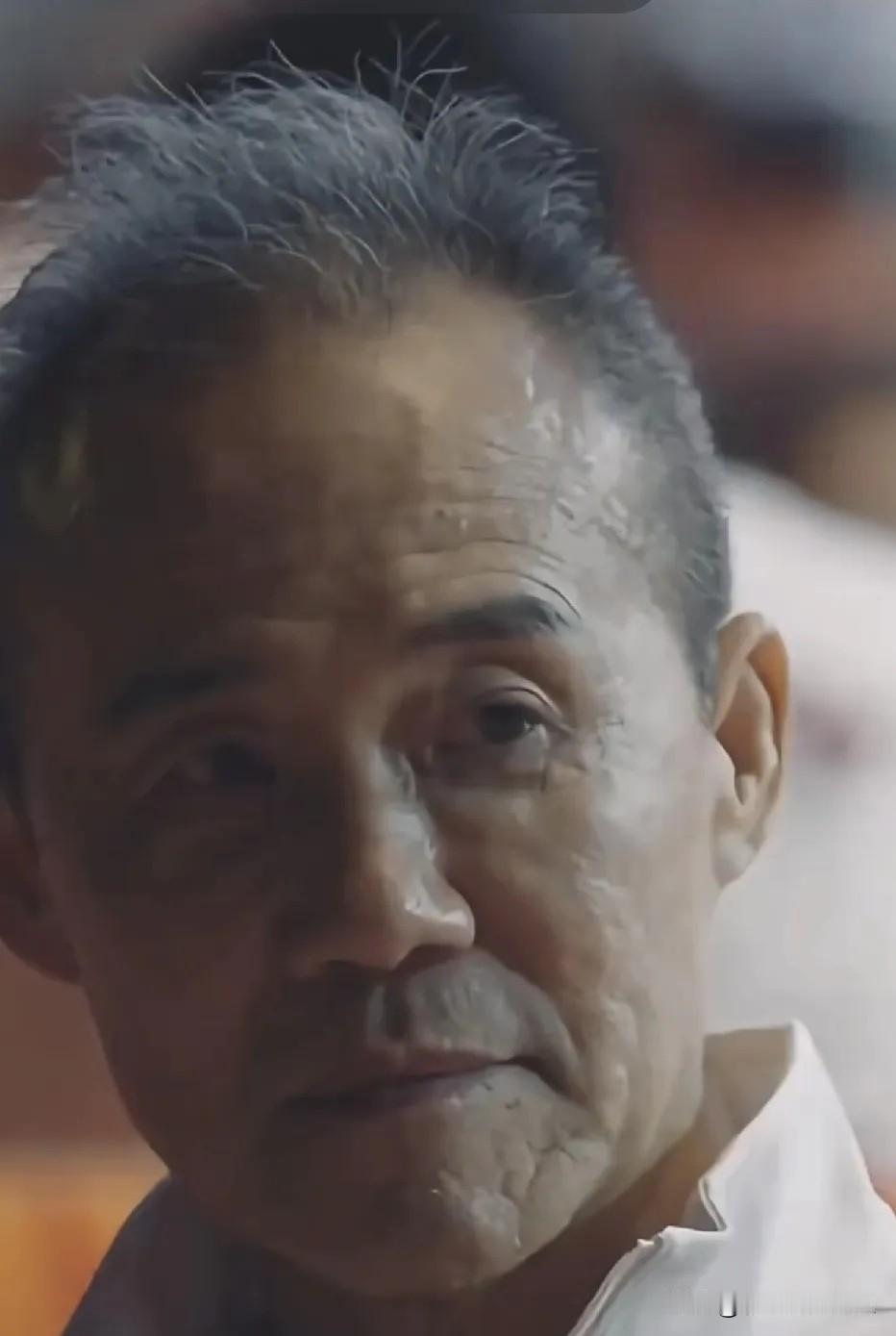 老王的眼神从震惊生气到失望，他没想到小田能说出这种话，你没觉得爱自己比爱我多吗？