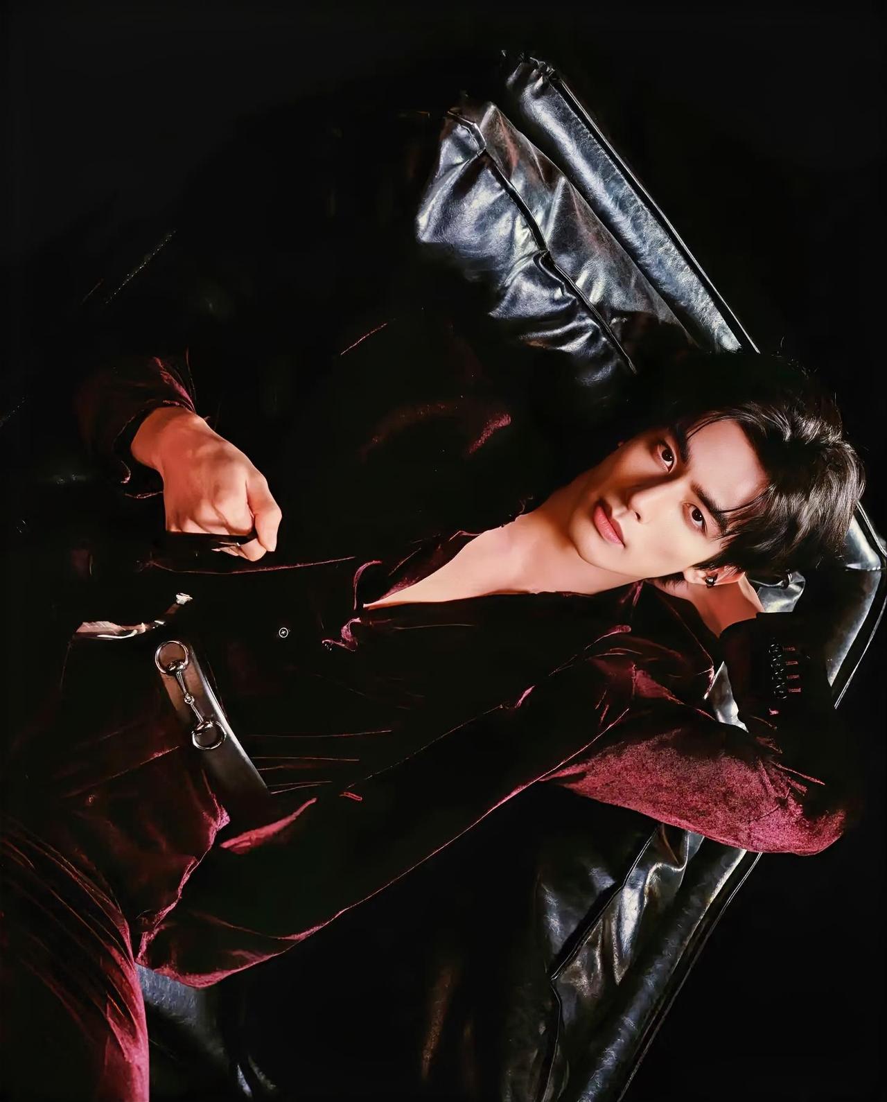 2026微博之夜的名场面，应该就是宋威龙了！谁能想到，他居然穿的酒红丝绒深V