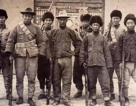 1930年，一个从小贫苦的卖糖娃，通过杀害男人，抢来5个老婆，玷污600多名女孩