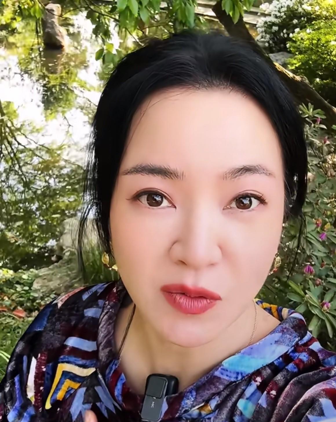 阿雅发视频透露带着女儿柳小宝和小s的女儿许老三一起来户外玩了！两个孩子相差一岁
