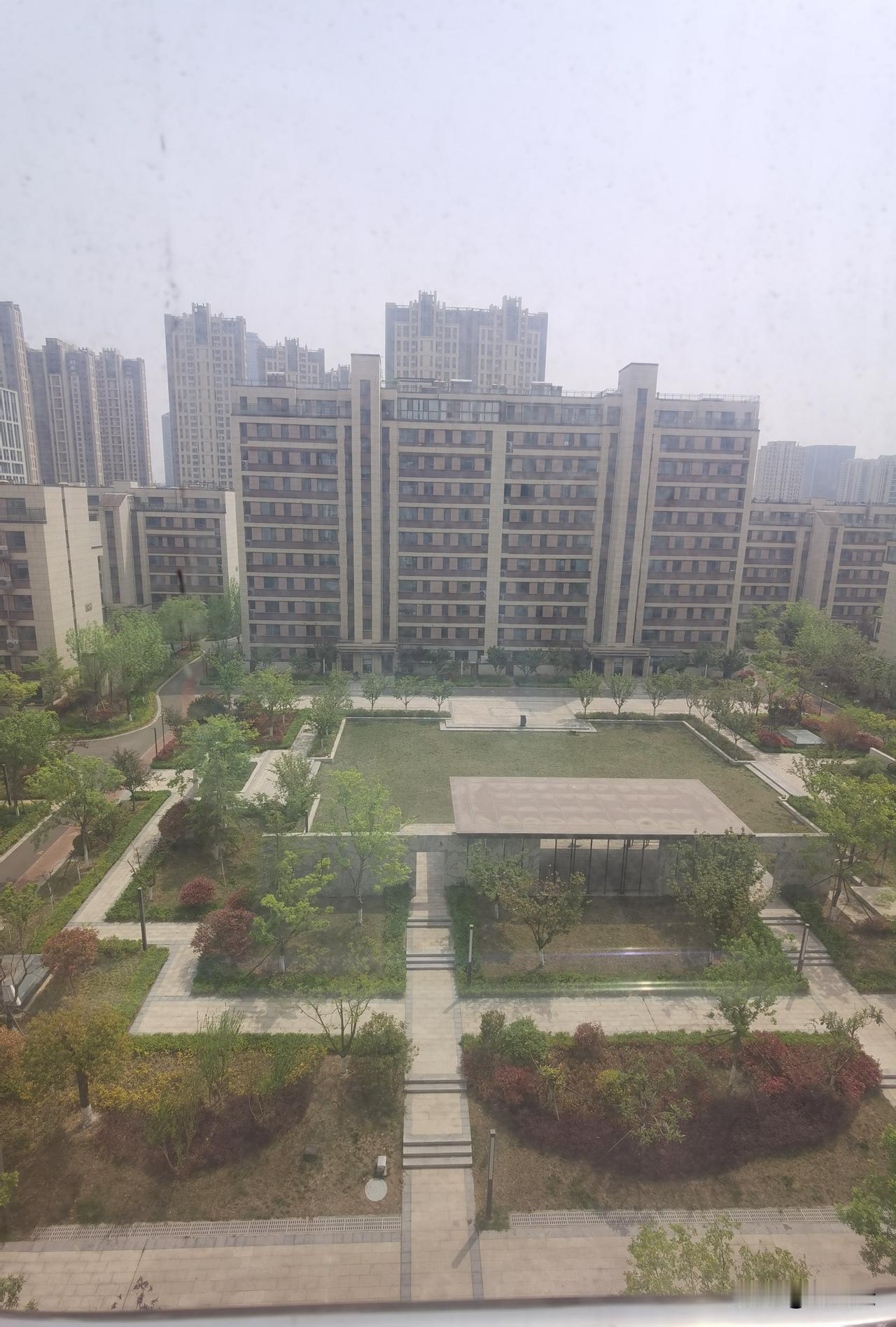 高盛判断我国楼市回暖。摩根大通判断我国楼市触底转折在即。很有意思啊！有好