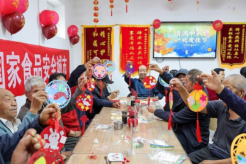 中秋节那天我们养老院的院子特别静，连平时爱凑在门口等子女车的几个老人，都坐在长廊