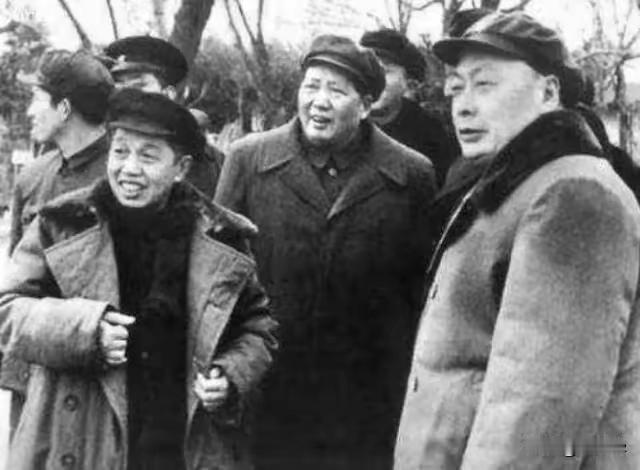 伟人在战争时期和众将领们一起，有伟人在众将领们都露出了胜利的喜悦。。。