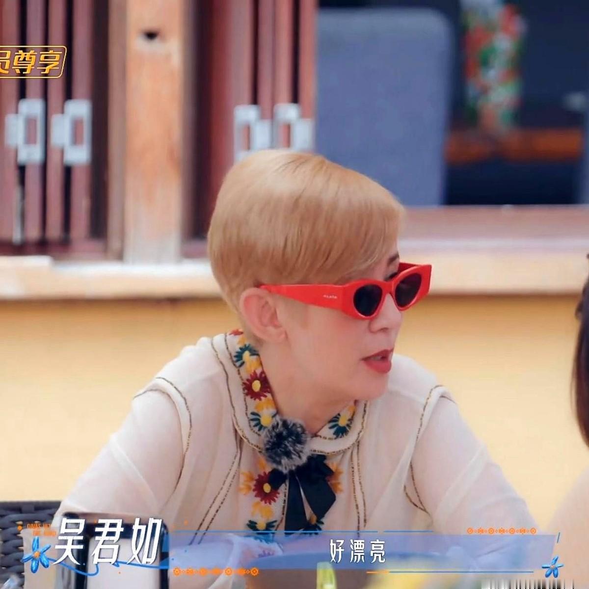 吴君如盯着殷桃感慨好漂亮，紧接着笑着补刀：你不可以说谎。殷桃刚自信挑完眉才反应过来，这不是夸颜值，是