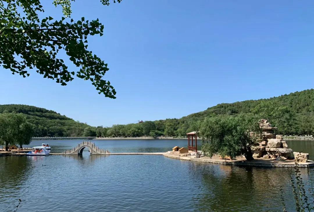 北京牛口峪湿地公园夏日风光夏日的北京，各大知名公园依然游客如云，但也有很多地阔