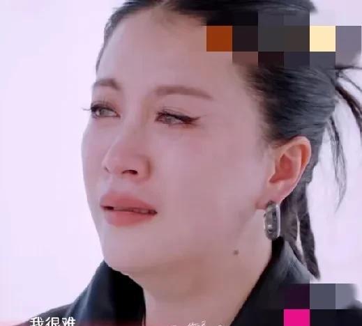 《是女儿是妈妈2》中李嘉格妈妈哽咽的说：“我和她是头一次见面啊，她就这样说你，谁