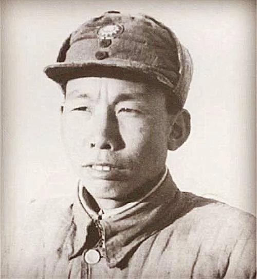 1945年，一名年轻国军被感化过来后，轻蔑地说：“这么穷，共产党就几条破枪，怎么
