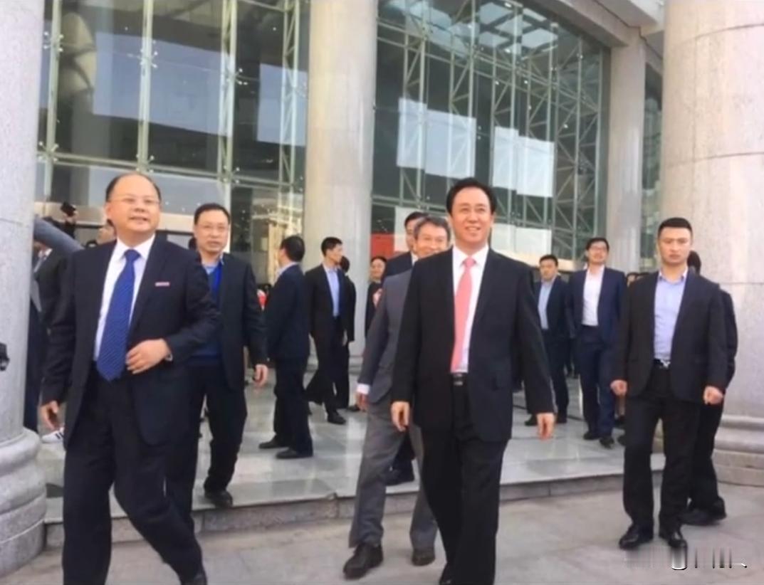 2018年，许家印与时任恒大总裁夏海钧一同出行。身后一众高管随行，2020年恒大