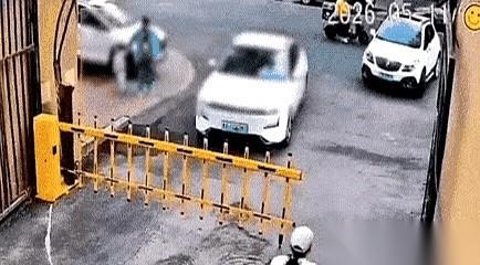 出租车灯还亮着，小区门口的栏杆横在原地，一动不动。车门“砰”一声甩上，一股酒气