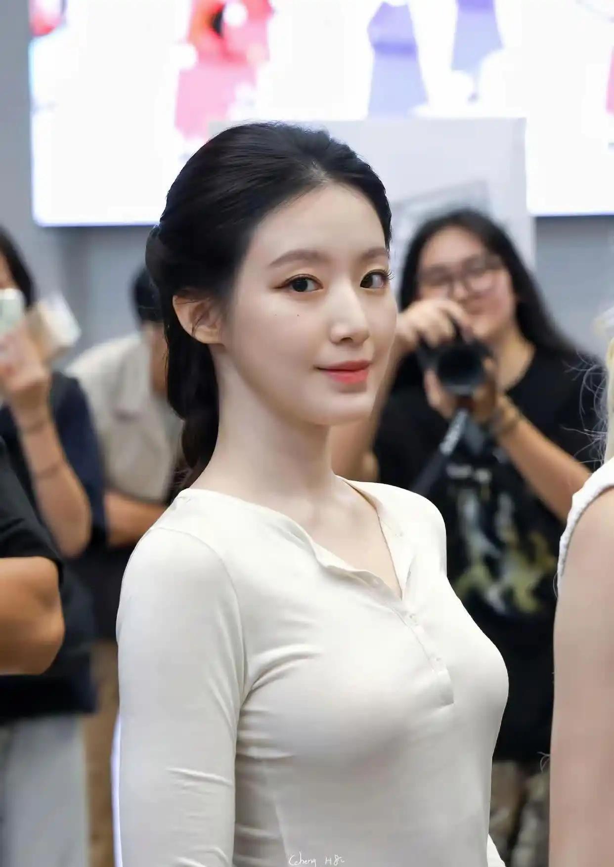 这姑娘好漂亮，拍照的人真多。真的是太漂亮了温柔大方的美女气质女生拍照本图为一