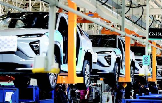 反制说到就到！特朗普宣布，100%关税封杀中国汽车，话音刚落，中国减持77亿美债