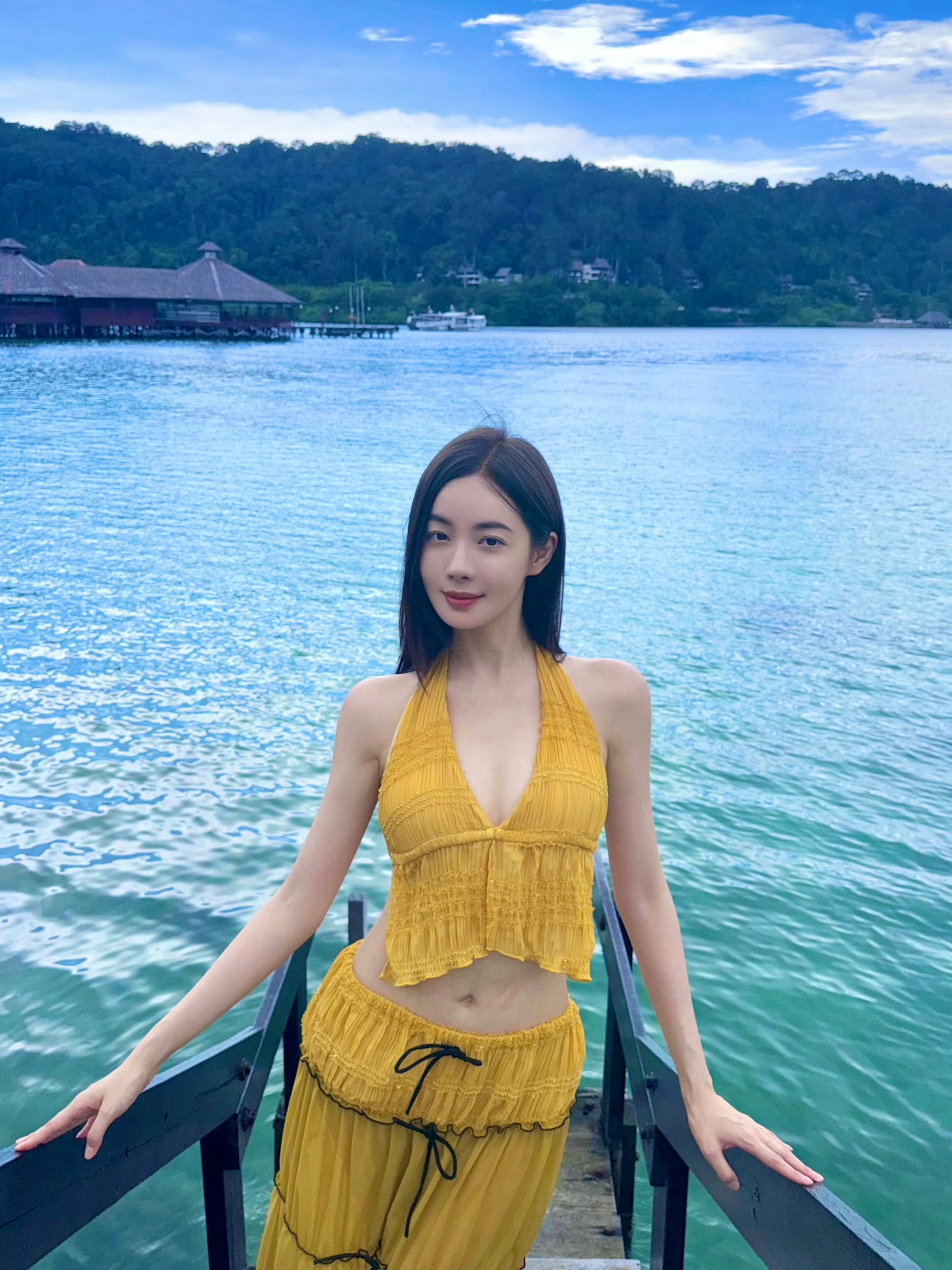 赵尧珂海边度假碎片🌊💛​​​