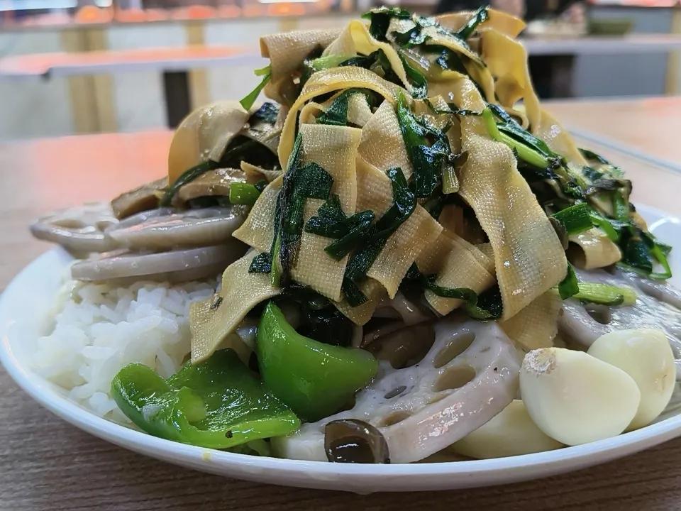 15块钱三菜，一饭一汤。饭随便吃，汤随便喝，饭吃饱喝足。当真现在这个饭店