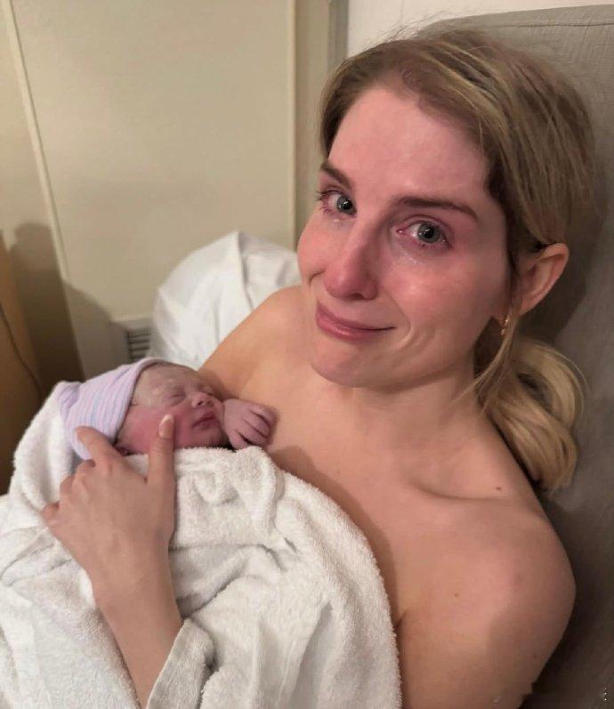 梅根崔娜女儿出生据外媒，歌手梅根·崔娜通过代孕方式喜获千金，并为女儿取名迈奇·