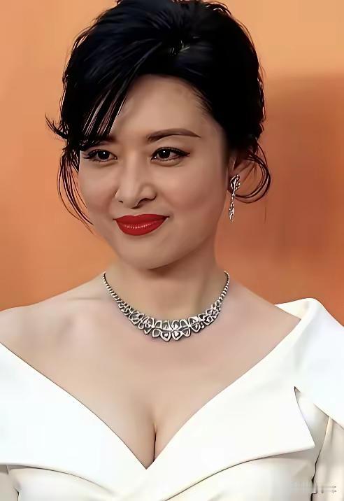百变女王周涛！周涛真的是越来越放得开了！现在的周涛看起来真的是大气从容又漂亮，