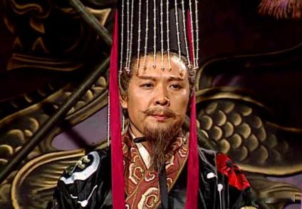 爆款标题：刘备为何突然提拨李严！刘备临终前才明白：最可怕的人，不是曹操，也不是孙权，而是身边这个“老