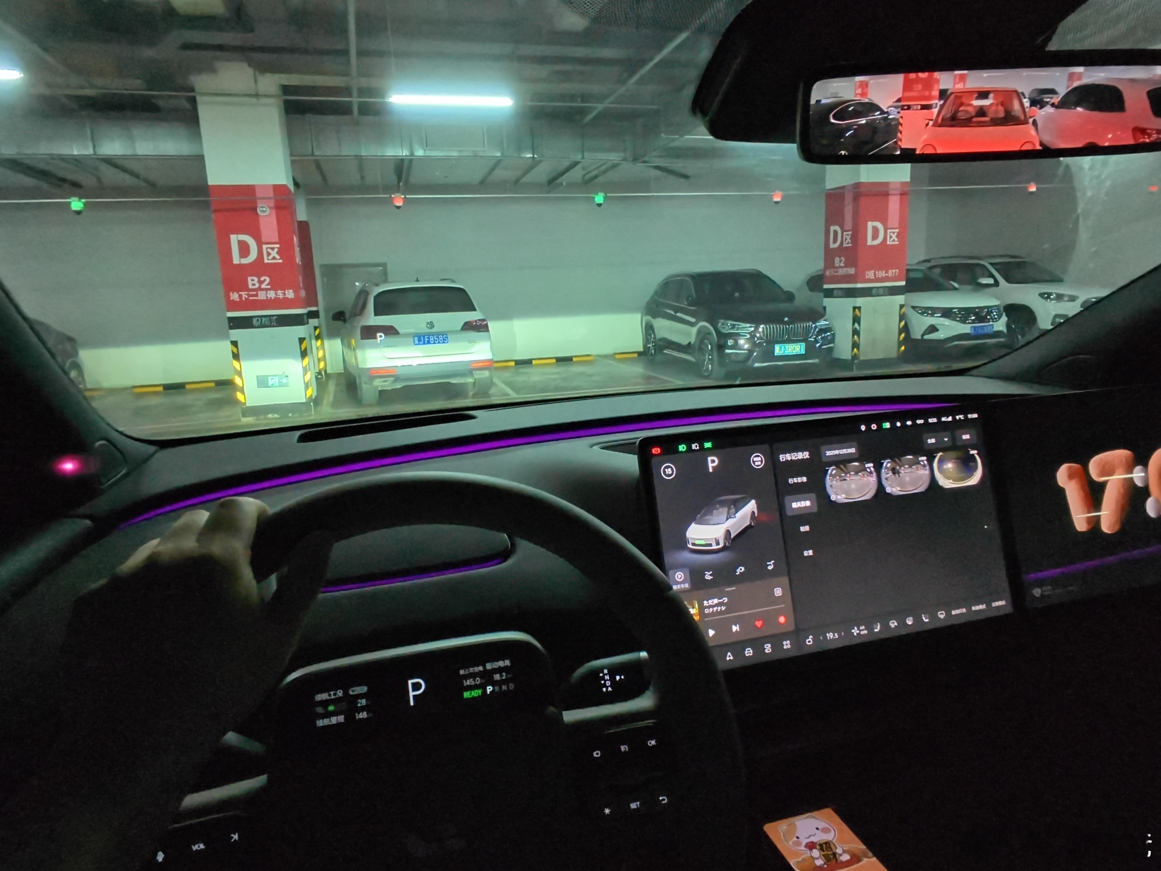 随便一个停车场随机的一停，算上我开的i6，就是4台理想，不过图4那台理想真不够