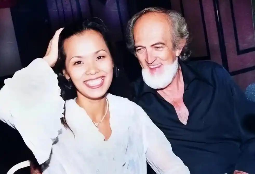 迈克尔先是扣下了韦唯的护照，把所有演出收入都攥在自己手里，连她跟国内亲友联系、出