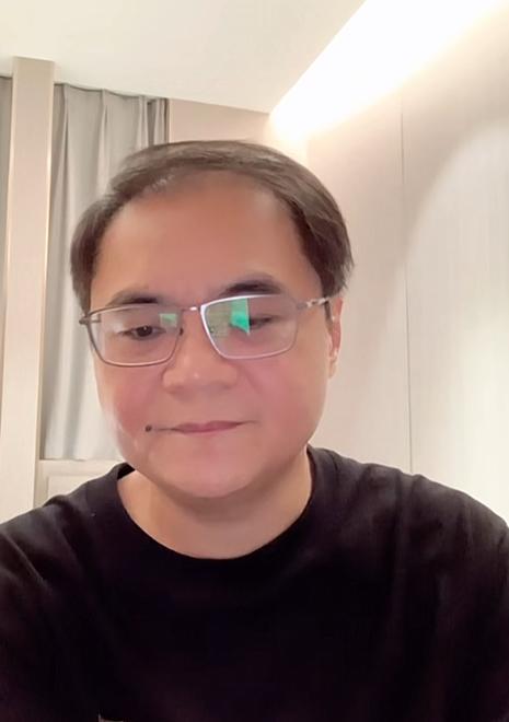 德云社高峰开直播，一眼扫过去，满屏几乎都在关注郭德纲。这里面当然有一部分是真