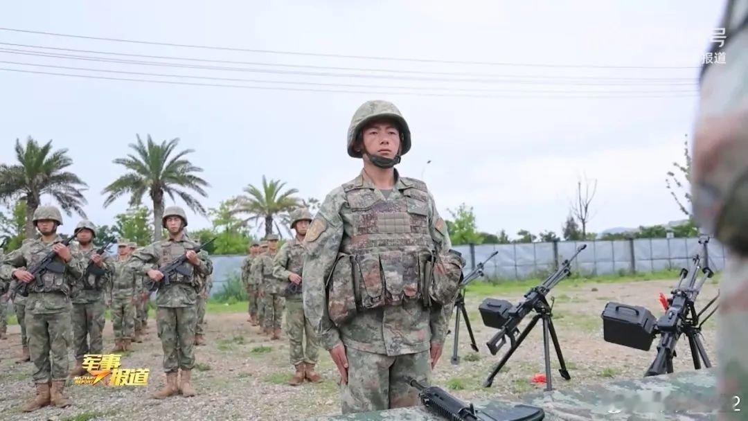 这编制？新兵接枪！这6挺新重机，应该是营属机枪连的吧。图4掉漆应该不是新枪了。陆