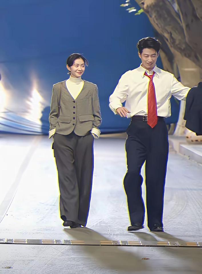2026年，38岁的窦骁坐在车里，歪着头碎碎念，对着小他12岁的刘浩存演渣男。
