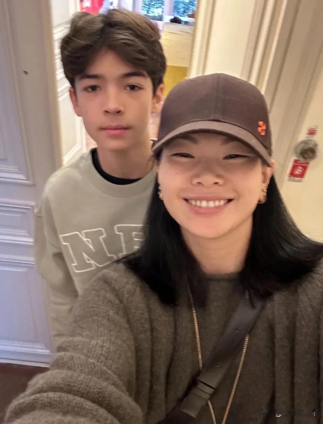 国际超模吕燕晒照，准备带着儿子去喝咖啡。44岁的吕燕身材高挑，穿搭时尚，浑身散