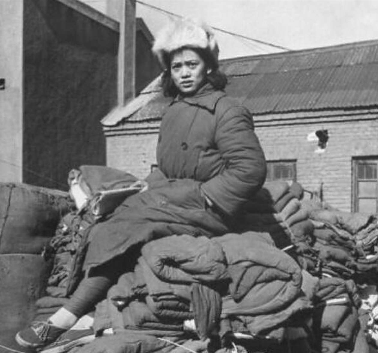 1943年常德之战，周咏南带领女兵们抵挡住了日军15次猛烈进攻，子弹打光后，三个