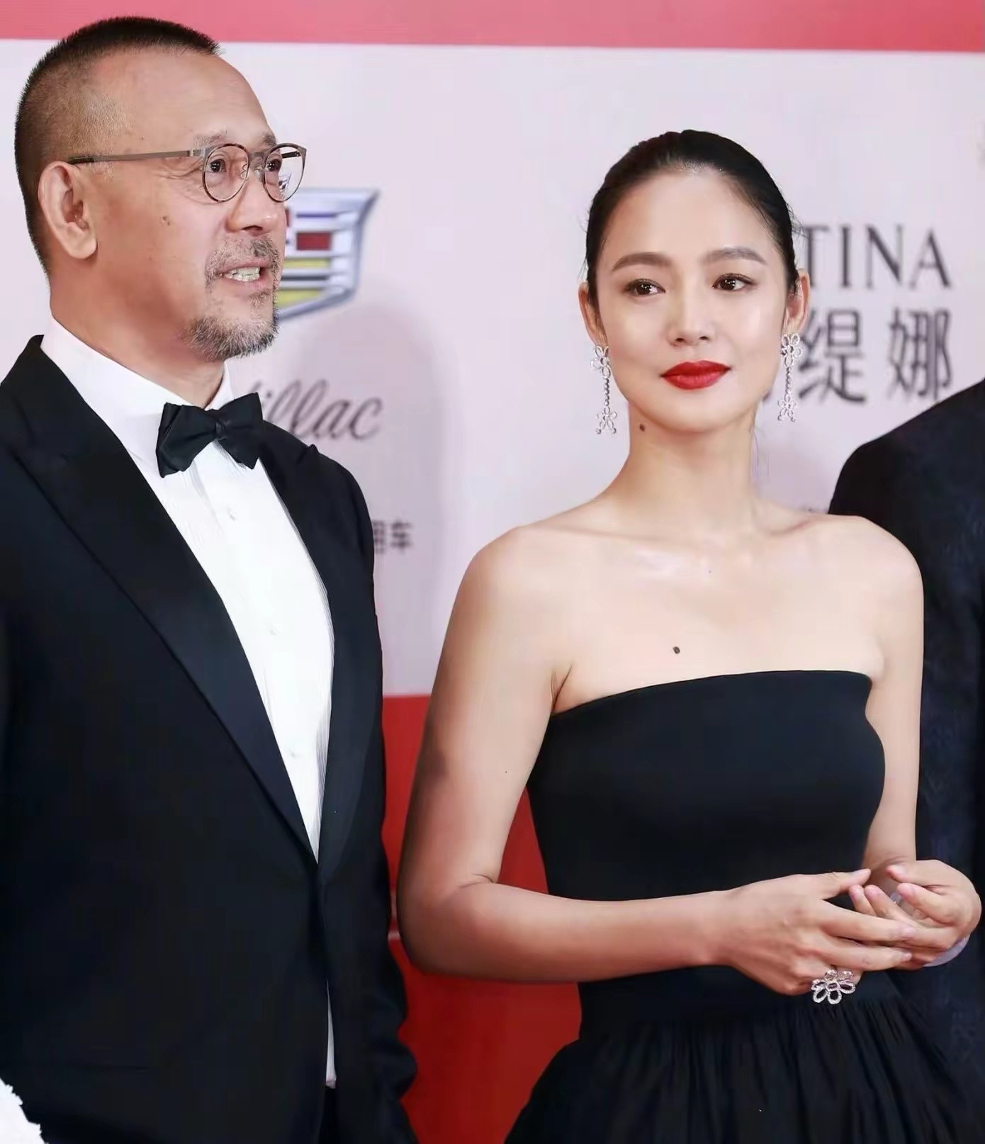 姜文女儿姜一郎晒和弟弟们合影，这俩孩子，长得太像姜文了！真是可惜了周韵的颜值