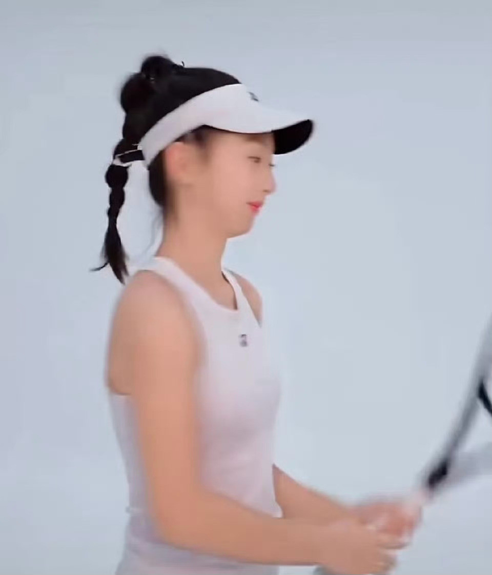 差别挺大的，女大十八变啊！17岁森碟好漂亮森碟下巴后缩矫正好了