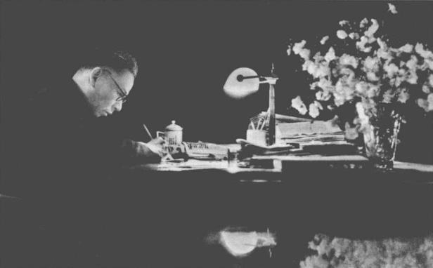 1955年，刘少奇在中南海办公室工作