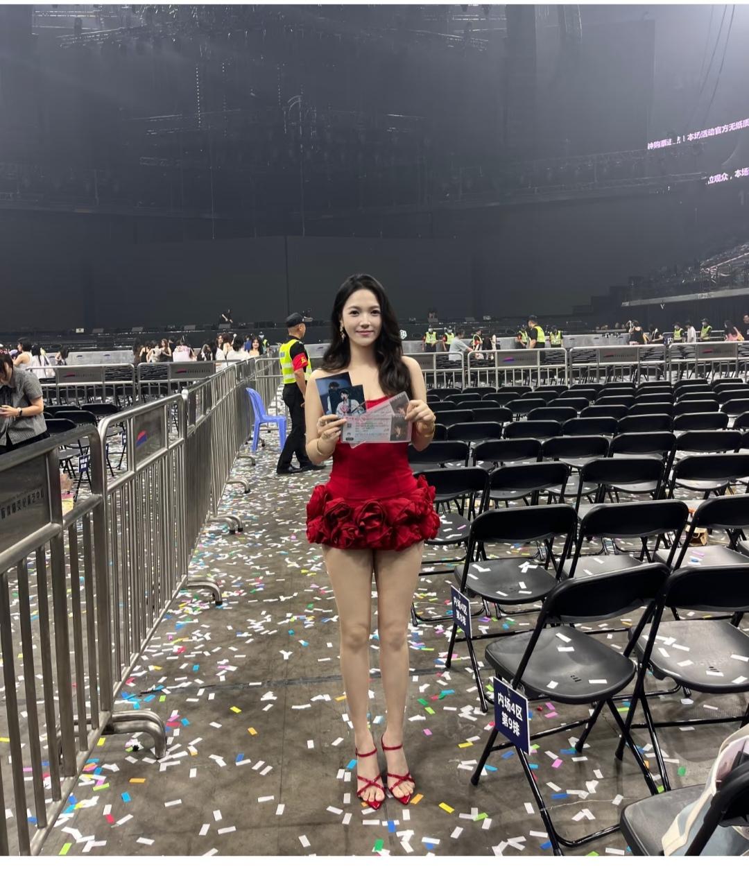 脚丫子好干净，涂上黑色的指甲油会不会更好看。