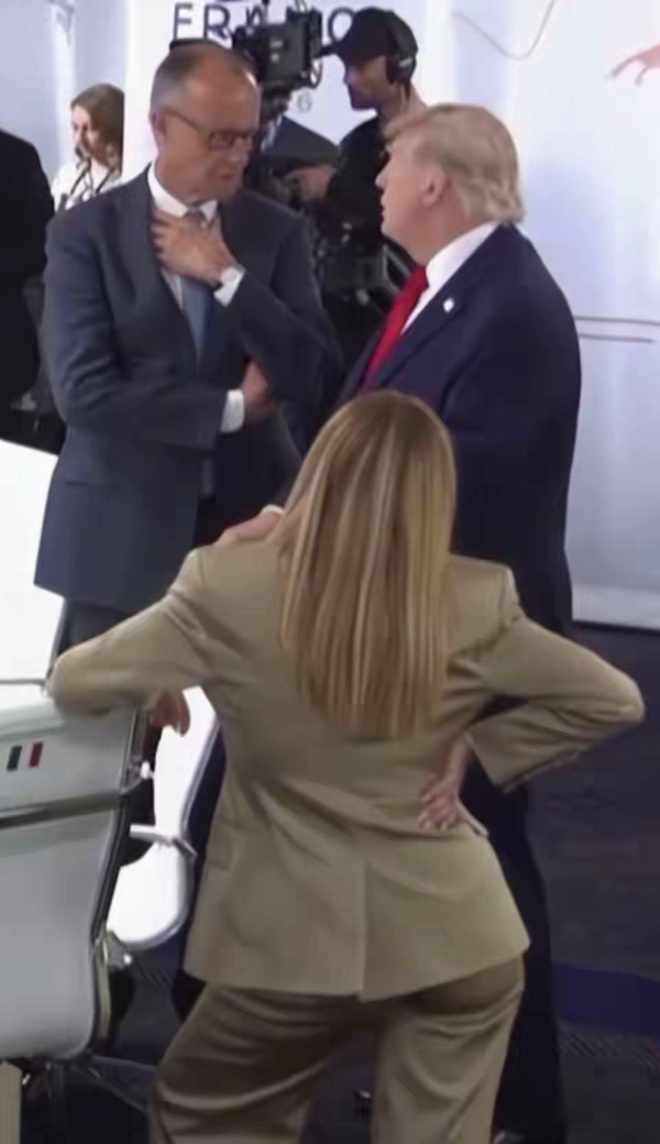 看背影，能认出来这姐儿是谁不？举止介于豪放与不羁之间，打扮介于酒店女与公务员之