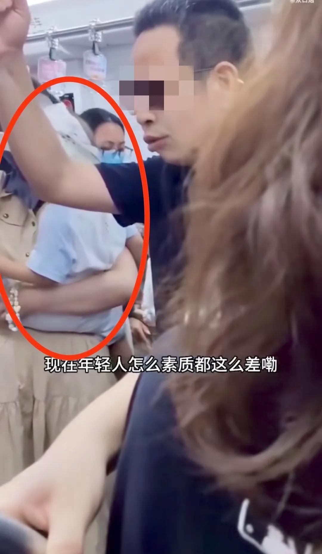 地铁车厢里，抱孩子的母亲站在过道晃悠，旁边座位上的姑娘低头刷手机。一个中年男子看