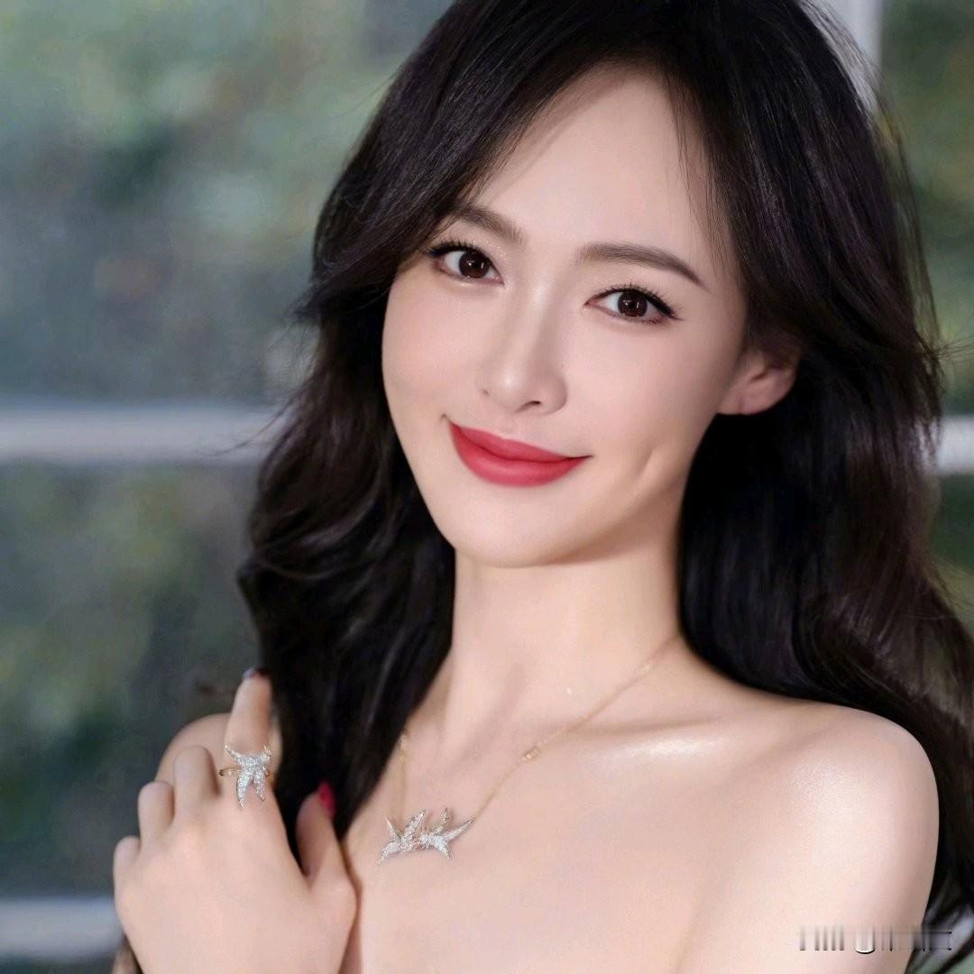 唐嫣生日停办庆典引热议，素颜守孝藏真心不掺假寒风吹，丧期临，素衣赴灵前。孝