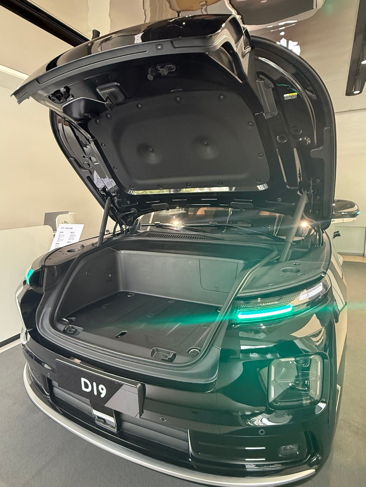 今天去试了零跑D19这车是真的大，六座七座随便选，纯电增程都给配齐，妥妥的性价比